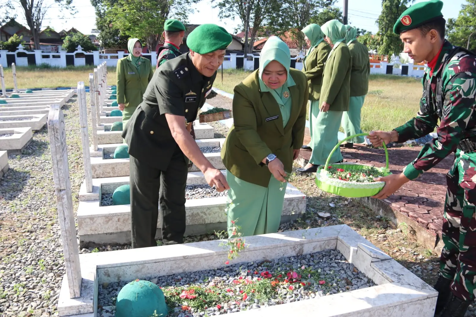 Kasdim 0827/Sumenep pimpin ziarah di TMP Jokotole dalam rangka HUT ke-59 Korem 084/Bhaskara Jaya bersama anggota dan Persit KCK