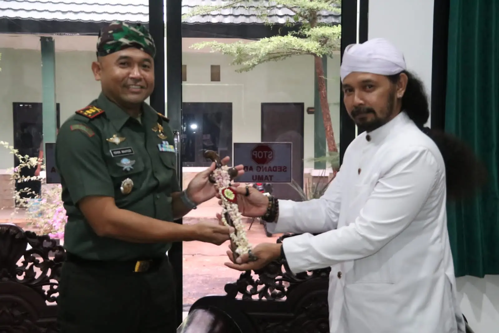 Dandim Sumenep Letkol Inf Yoyok Wahyudi menerima pusaka keris dari empu Aengtongtong sebagai simbol pelestarian budaya dan sinergi dengan masyarakat adat