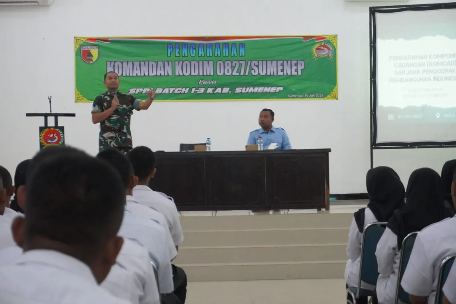 Komandan Kodim 0827 Sumenep Letkol Inf Yoyok Wahyudi memberikan arahan lulusan SPPI Komcad TNI di Aula Makodim Sumenep