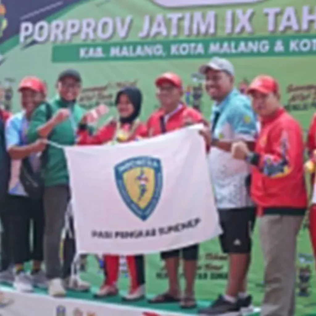 Atlet Dwi Rahma Putri dari Sumenep saat menerima medali emas di nomor jalan cepat 10.000 meter putri pada Porprov Jatim IX 2025