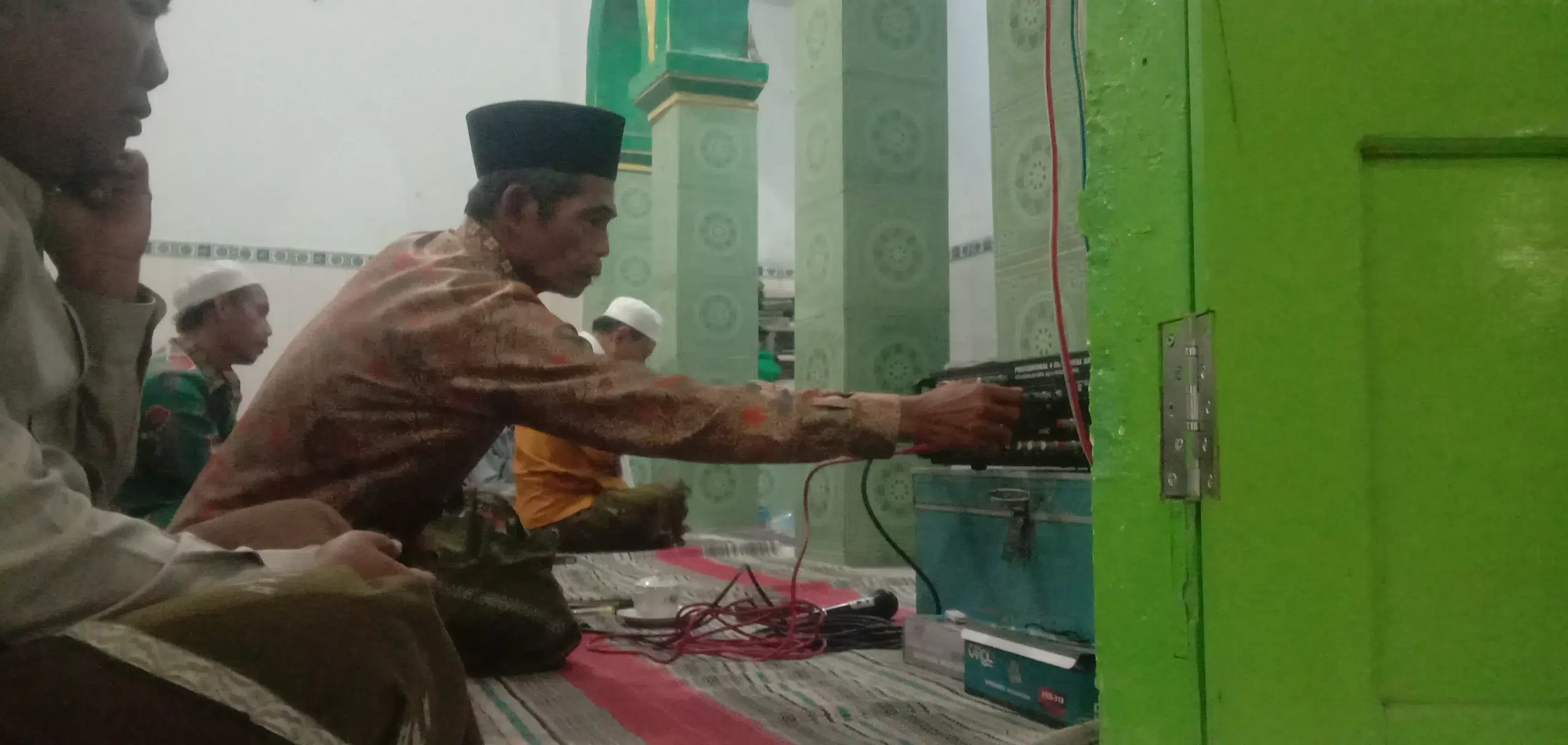Warga Lembung Barat tengah mengikuti kegiatan yasinan bersama dalam acara rutinan sarwah yang diadakan setiap selasa malam secara bergilir di rumah warga