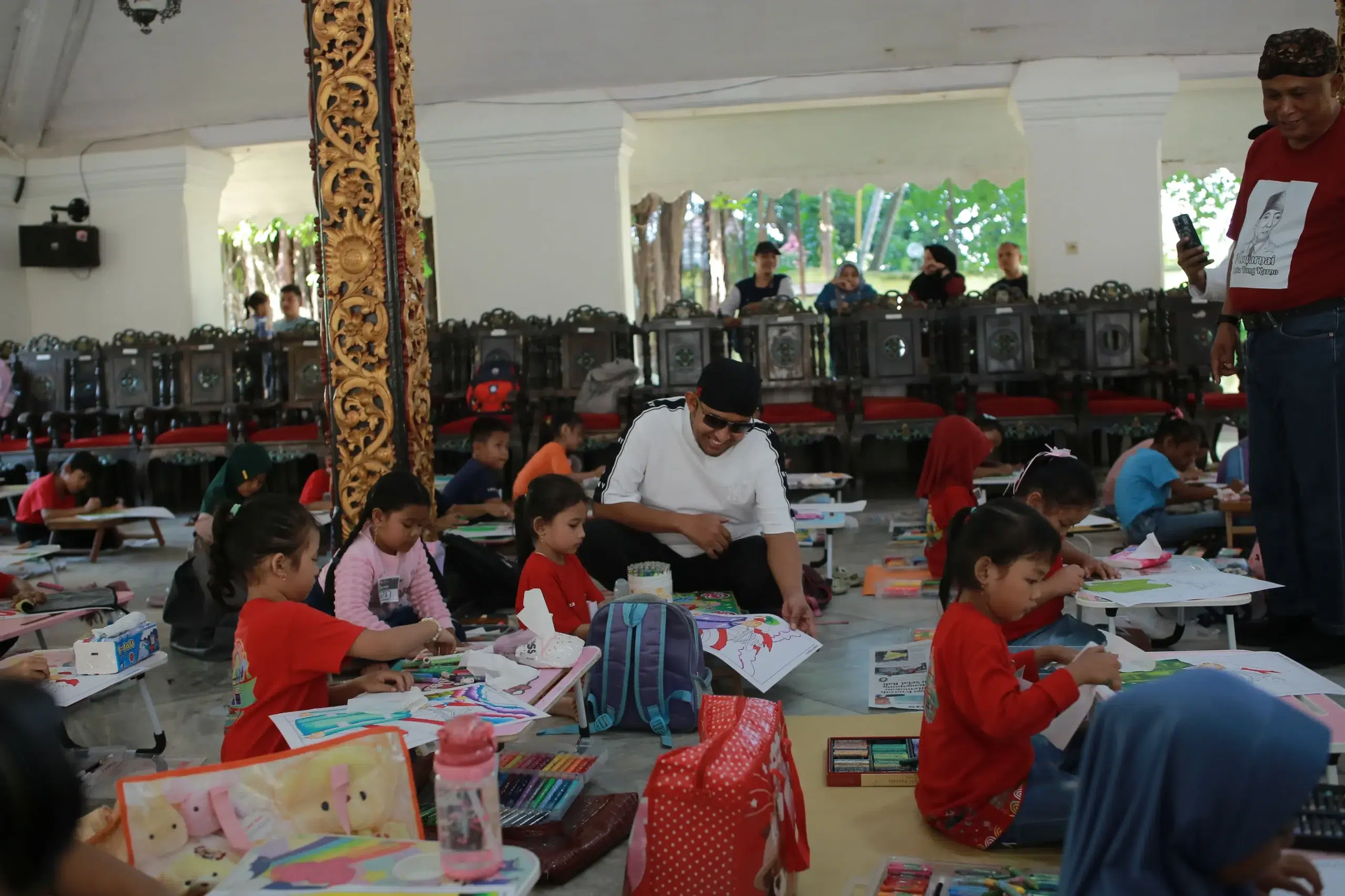 Bupati Sumenep membuka lomba mewarnai sketsa Bung Karno yang diikuti siswa TK dan SD di Pendopo Agung Keraton