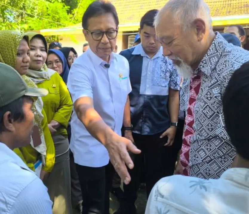 Menteri Kesehatan Budi Gunadi Sadikin berdialog dengan Bupati Sampang di Pendopo Kabupaten saat membahas strategi eliminasi kusta, Selasa 8 Juli 2025