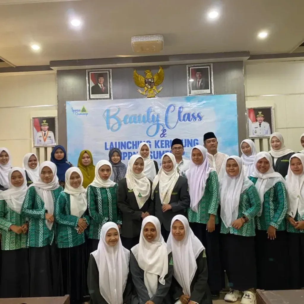 Peluncuran kerudung resmi PC IPPNU Sumenep dengan sesi catwalk dan Beauty Class