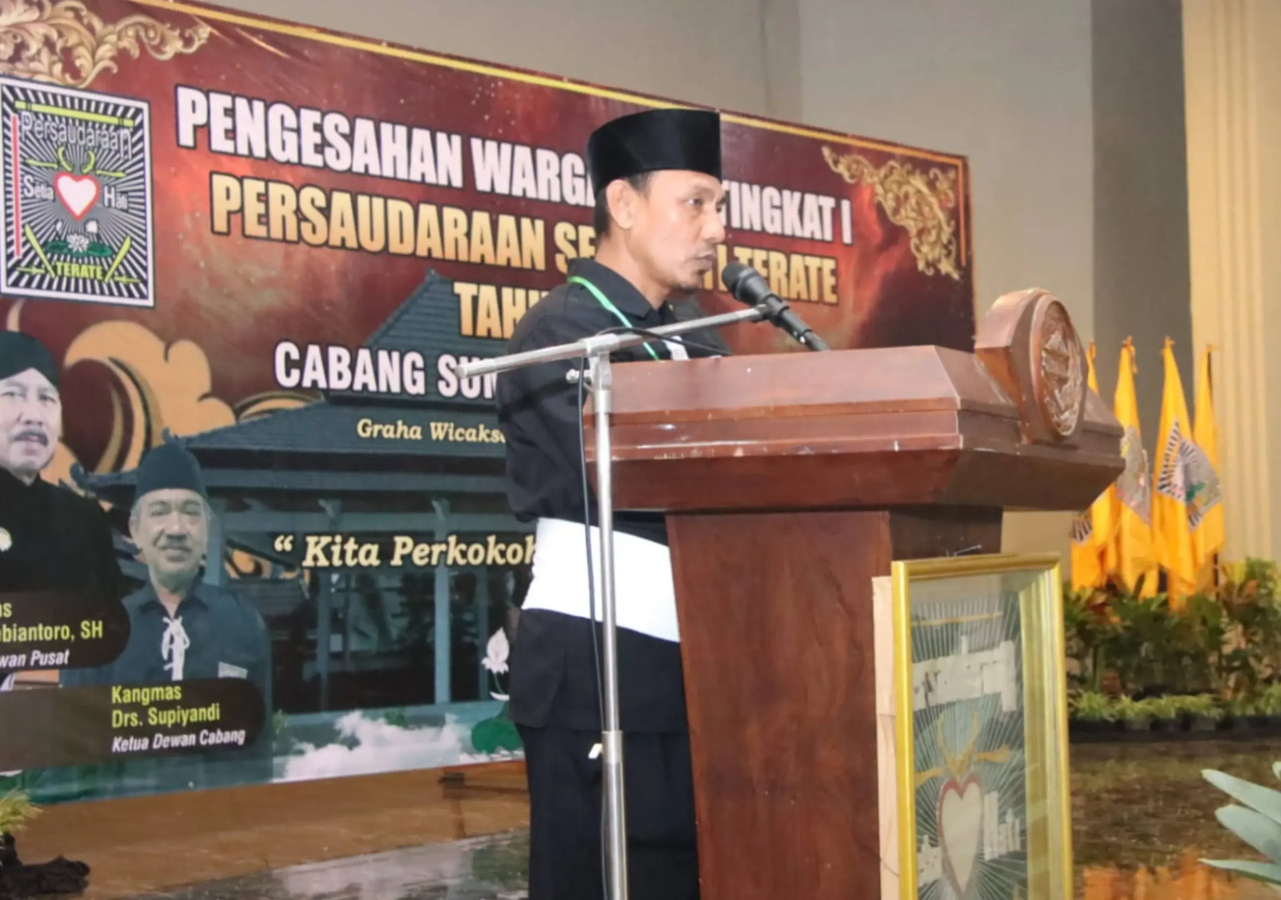 Pengesahan 127 warga baru PSHT Cabang Sumenep tingkat I tahun 2025 di Gedung KORPRI pada bulan Suro