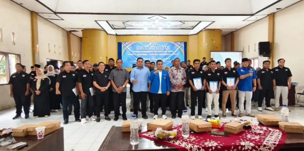Ketua DPD KNPI Sampang Nurul Huda bersama pengurus DPK Zona 3 saat pelantikan di Gedung Serbaguna Ketapang, simbol sinergi pemuda Pantura Sampang