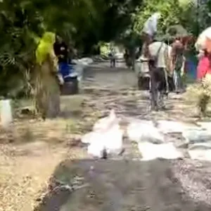 Pemdes Galis Giligenting Aspal Buton Jalan Raya Galis Sepanjang 300 Meter