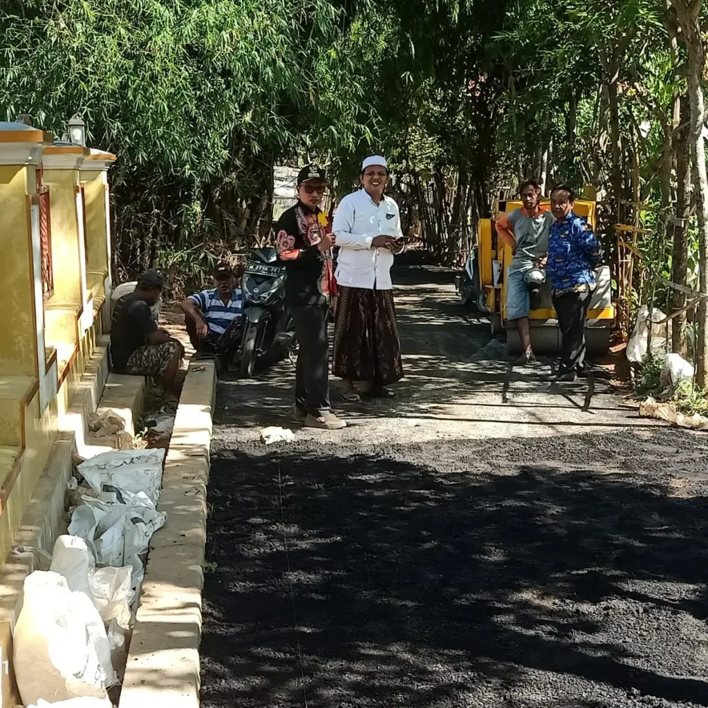 Kepala Desa Galis, Akhmad Safri Wiarda bersama Camat Giligenting, Abd. Said, S. Sos. I., Ms. I saat meninjau pengaspalan jalan buton di Dusun Julung Lao' sepanjang 200 meter