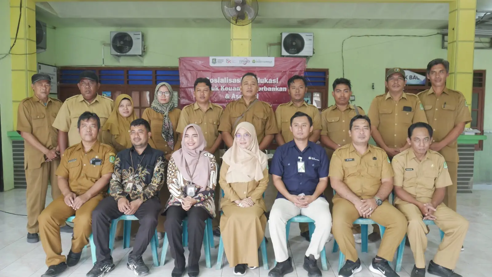 Silviana Halidah Novtrisia saat memberikan edukasi literasi keuangan kepada perangkat desa di Balai Desa Marengan Daya