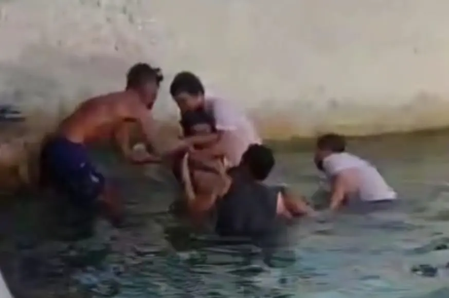 Evakuasi jasad pemuda terseret arus laut oleh warga di Pantai Dusun Pasar Daya, Talango, Sumenep