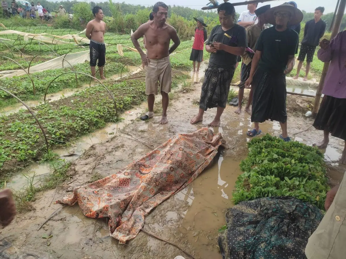 Evakuasi jenazah petani Sampang yang meninggal dunia akibat tersambar petir saat hujan deras di sawah
