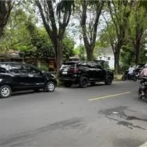 Polwan Sumenep Amankan Masjid Saat Sholat Jumat, Bantu Lansia dan Atur Lalu Lintas