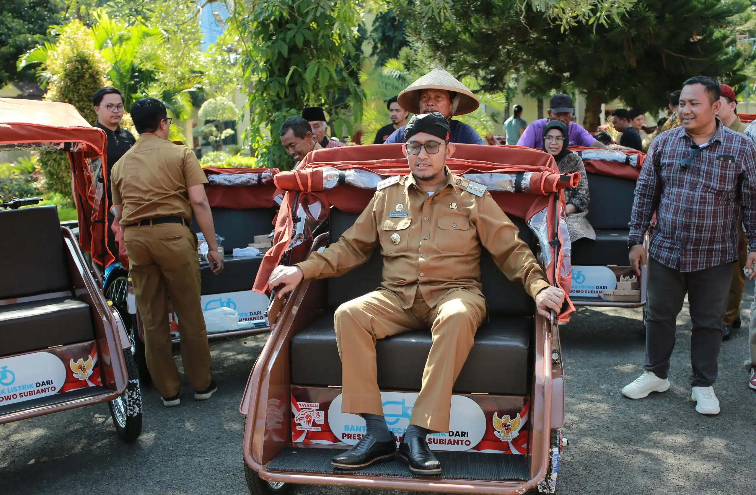 Bupati Sumenep serahkan becak listrik kepada pengayuh becak didampingi BP-Taskin dan YGSN di Pendopo Agung