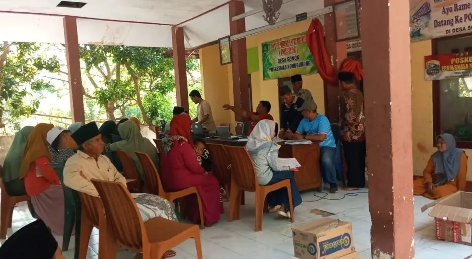 Tenaga medis dan petugas Disdukcapil melayani warga Desa Sonok dalam program Cek Kesehatan Gratis dan layanan kependudukan, Nonggunong