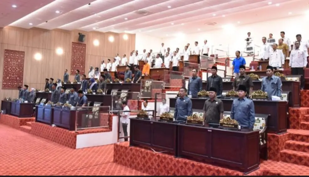 Rapat Banggar DPRD Sumenep 2025 di Yogyakarta menuai kritik soal efisiensi anggaran