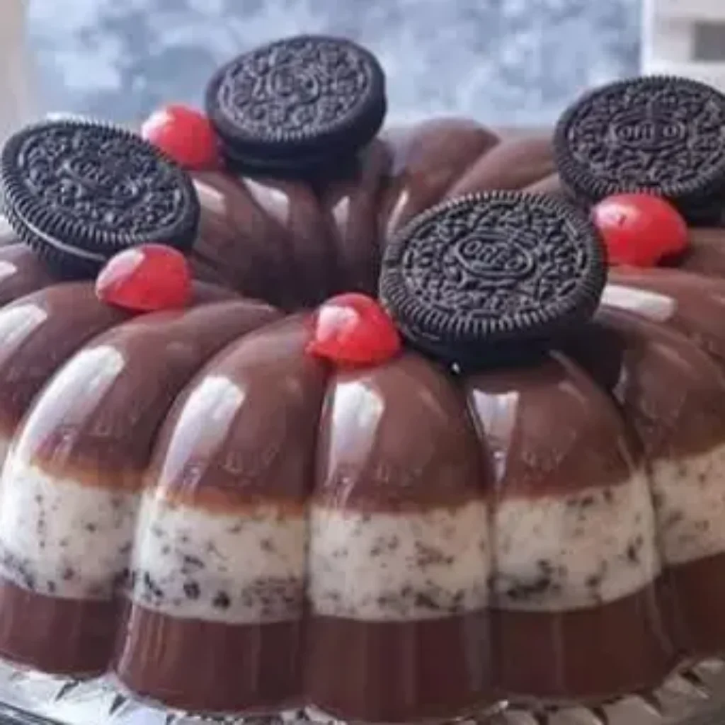 Chocolate pudding Oreo yang creamy dan manis, disajikan dengan topping Oreo untuk camilan yang menggoda