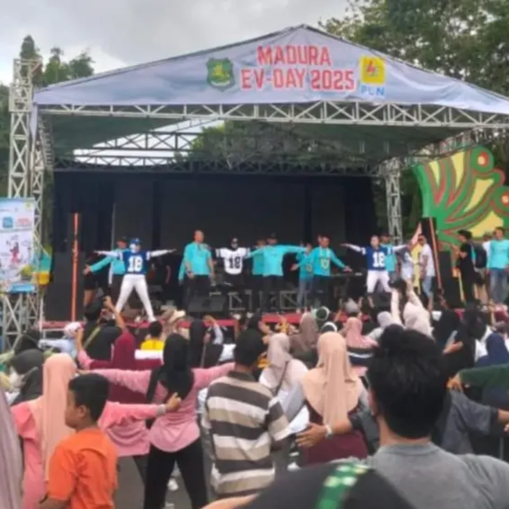 Senam massal warga Sumenep di Alun-Alun dalam acara Madura EV Day 2025 kampanye kendaraan listrik ramah lingkungan