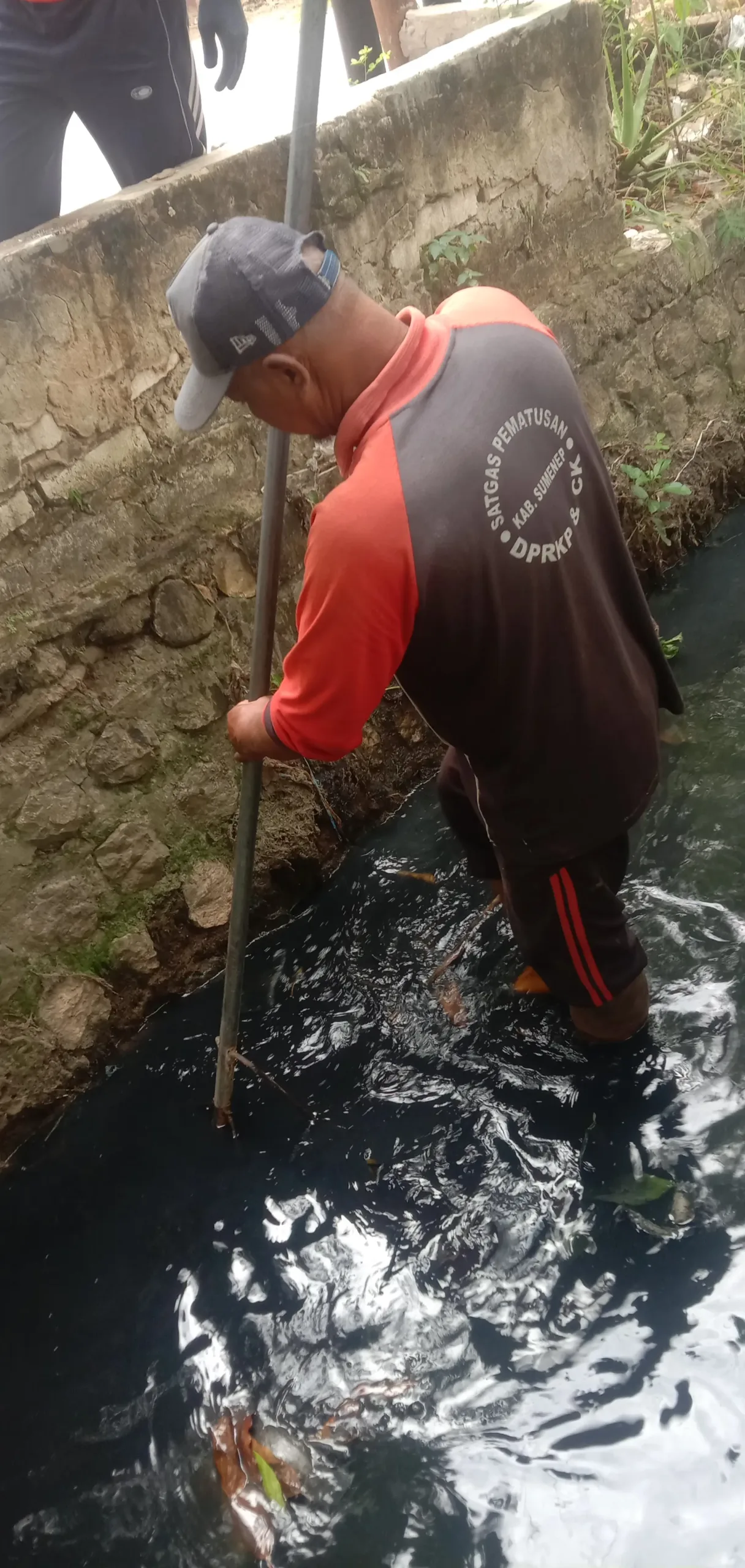 Satgas Pematusan Kabupaten Sumenep gelar bersih-bersih saluran air untuk cegah banjir. Aksi ini melibatkan warga dan DLH serta dibarengi edukasi lingkungan