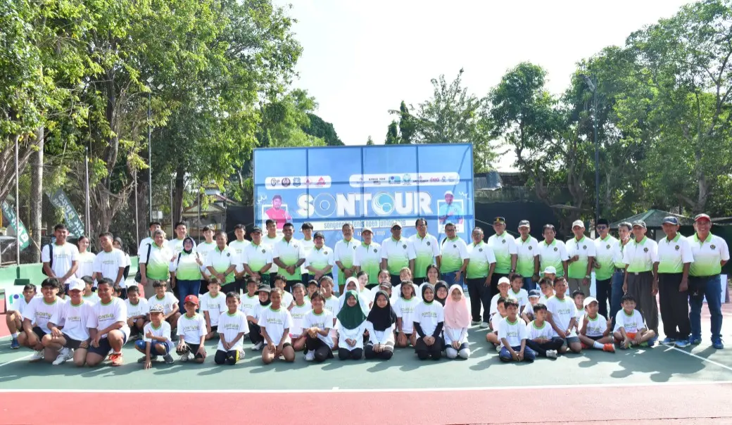 Wakil Bupati Sumenep membuka Sountor 2025 di Lapangan Tenis Sumekar bersama pengurus PELTI dan peserta