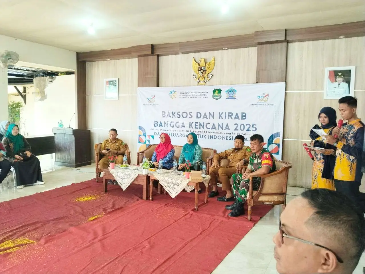 Dinas Kesehatan, Pengendalian Penduduk dan Keluarga Berencana (Dinkes P2KB) bekerja sama dengan Ikatan Penyuluh Keluarga Berencana Kabupaten Sumenep menggelar Bakti Sosial (Baksos) dan Kirab Bangga Kencana 2025 di peringatan ari Keluarga Nasional (Hagarnas) ke-32