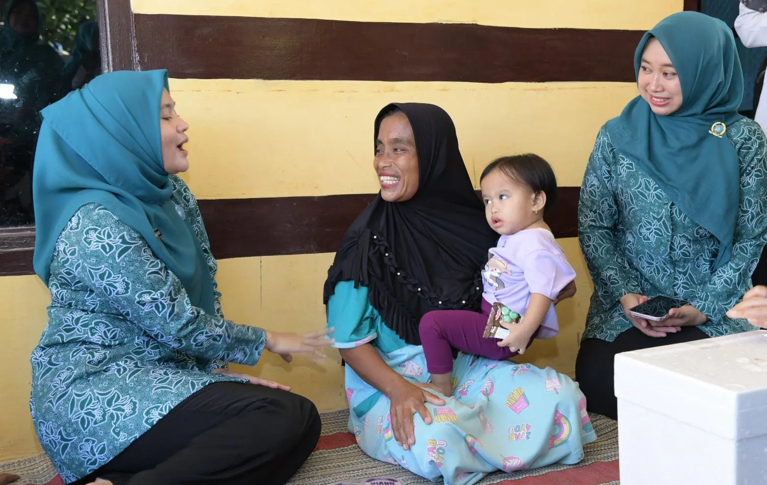 TP-PKK Sumenep bagikan olahan ikan untuk anak stunting di Kecamatan Kalianget bersama Dinkes dan Dinas Perikanan