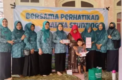 Nia Kurnia Fauzi TP-PKK Sumenep memberikan susu pada balita stunting di Desa Lapa Taman Dungkek