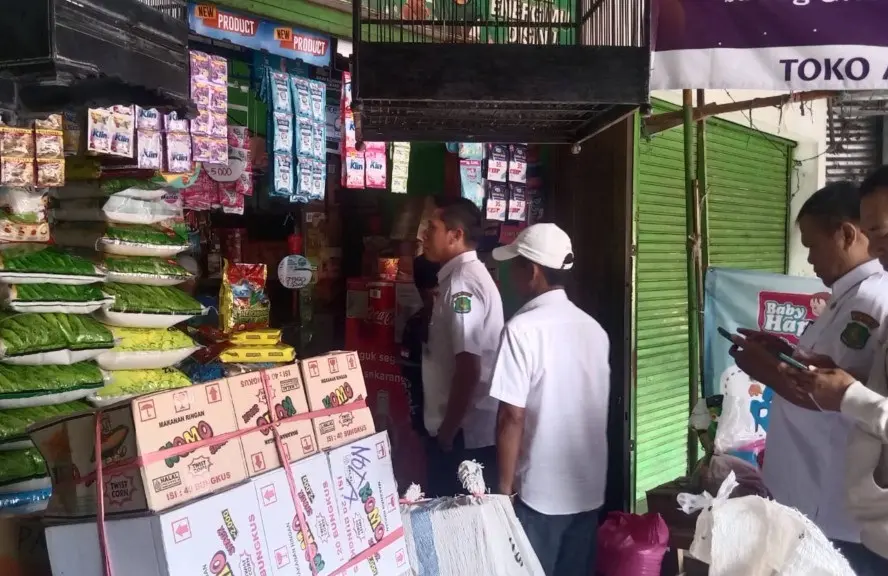 Petugas TPID Kabupaten Sumenep sedang memantau harga bahan pokok di Pasar Anom untuk menjaga stabilitas harga dan memastikan stok aman