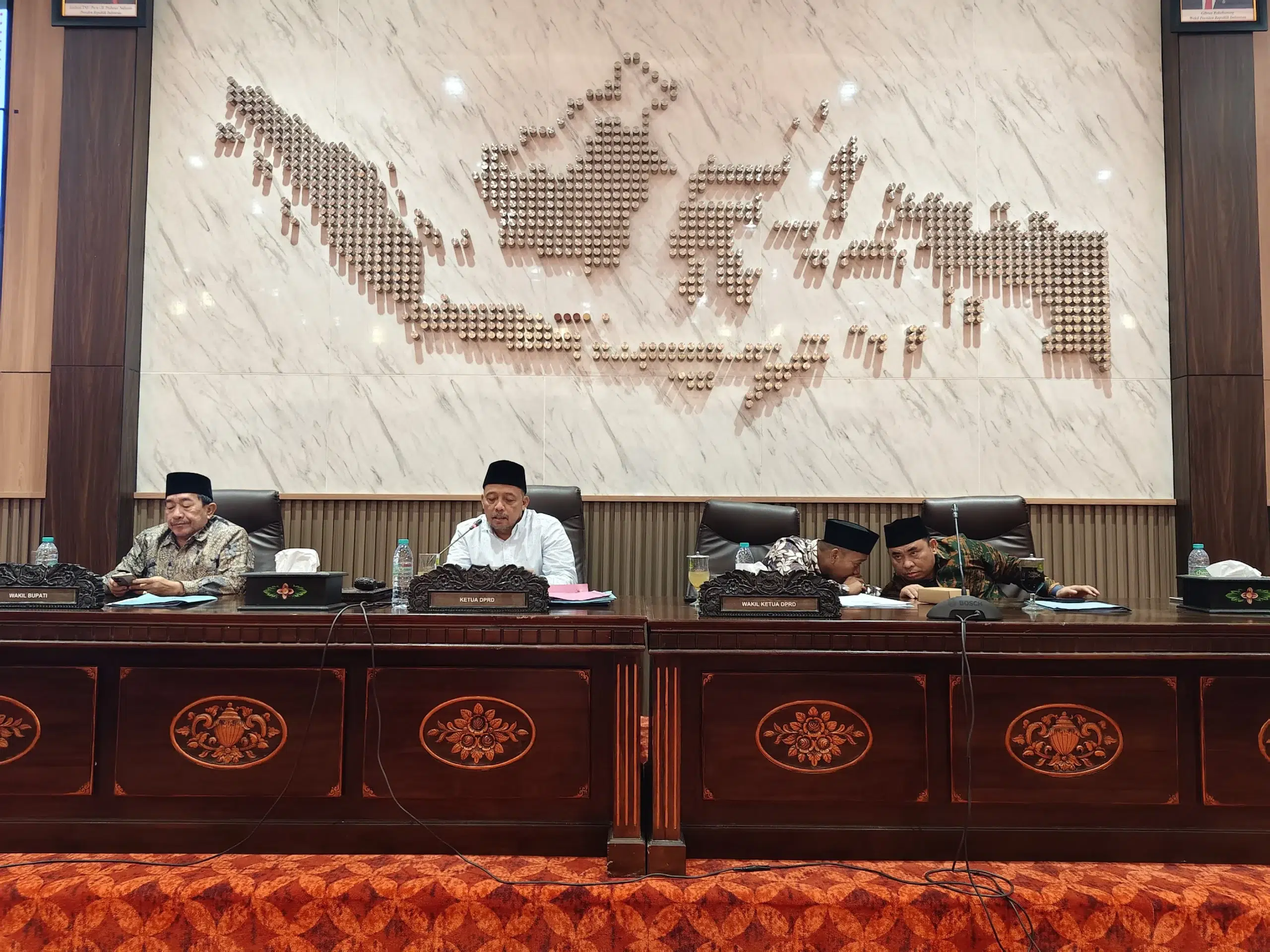 Pimpinan dan anggota DPRD Sumenep dari tujuh fraksi menyampaikan pandangan umum atas Perubahan APBD 2025 dalam rapat paripurna DPRD Sumenep