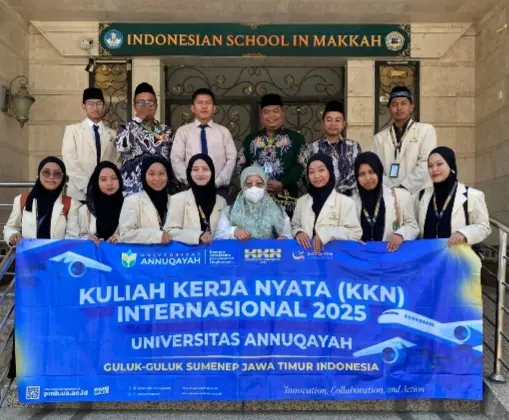 Penyerahan resmi 9 mahasiswa Universitas Annuqayah kepada Sekolah Indonesia Mekkah dalam seremoni KKN Internasional 2025 di Arab Saudi