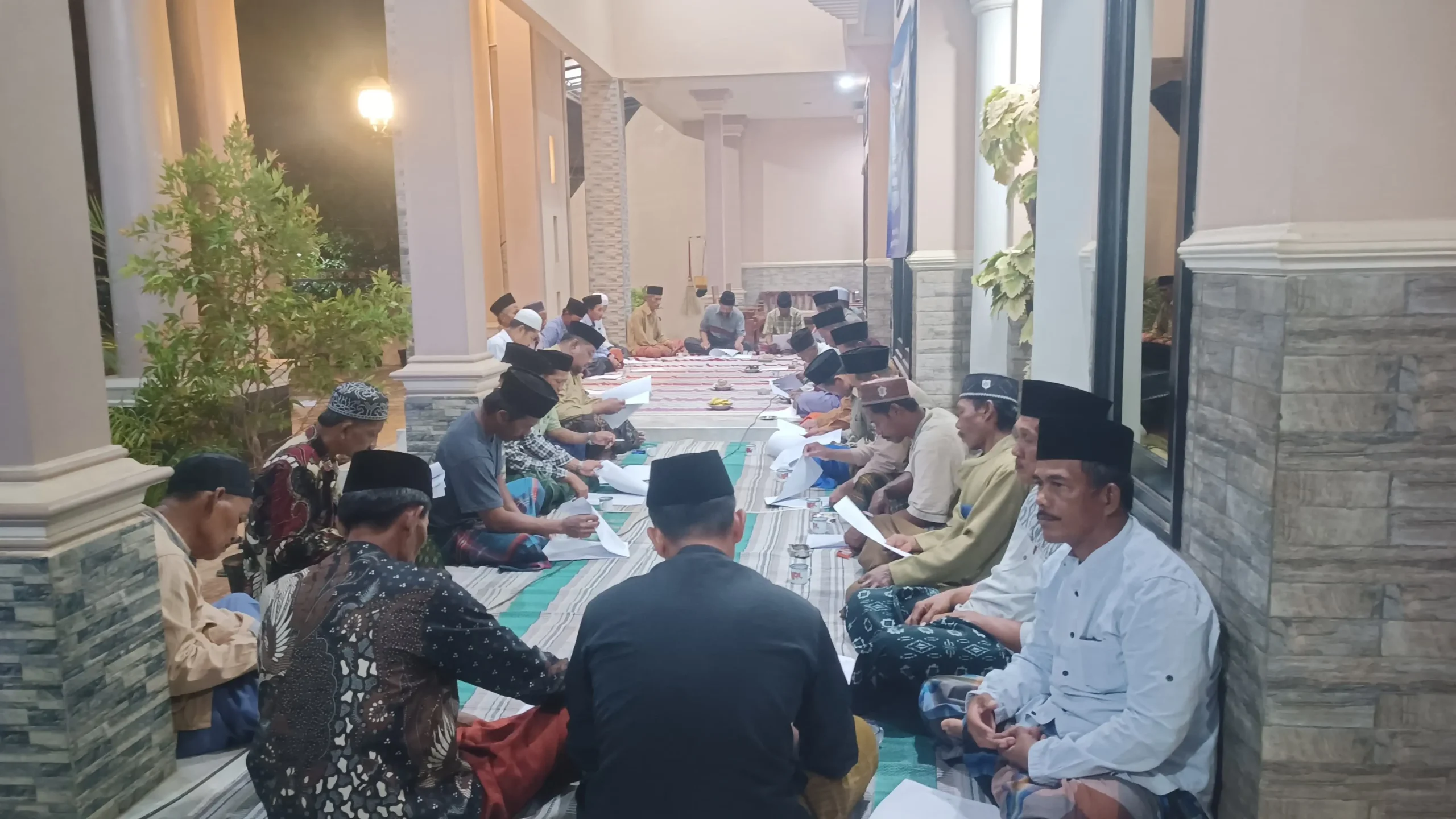 Warga Dusun Julung saat mengikuti musyawarah transparansi dana pembangunan jalan sepanjang 700 meter dan diskusi rencana pengaspalan lanjutan di balai dusun