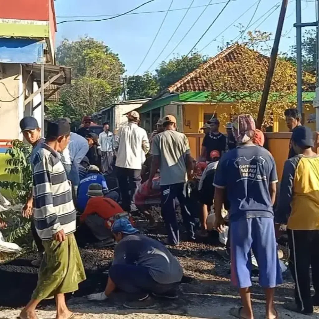 Warga Desa Galis Giligenting bergotong royong mengaspal jalan rusak secara mandiri