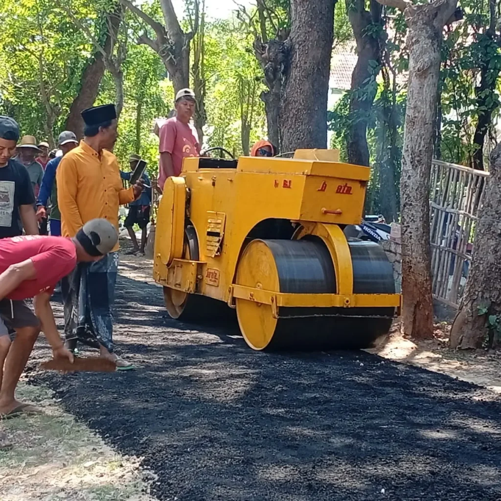 Warga Julung Aspal Jalan Sepanjang 700 Meter Secara Swadaya demi Akses Lebih Baik