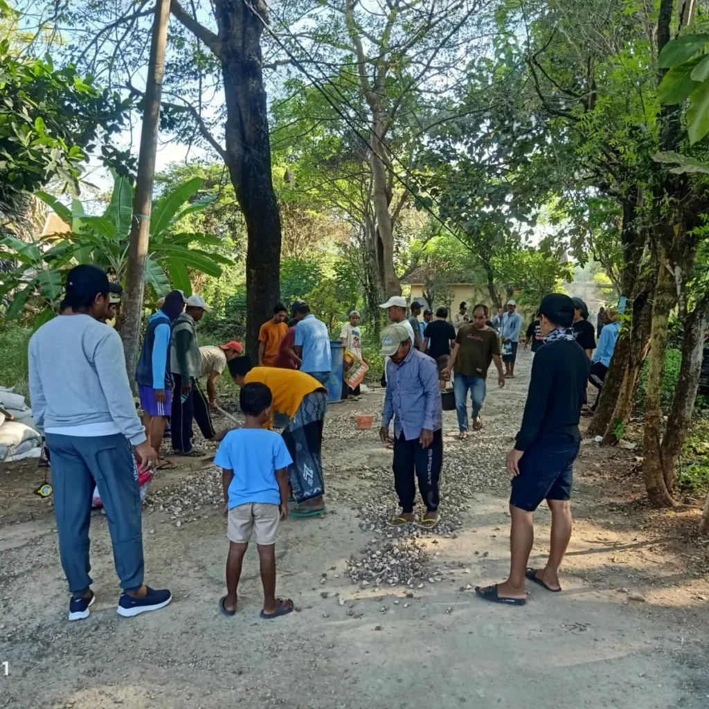 Warga Dusun Julung Desa Galis sedang bergotong royong mengaspal jalan rusak secara swadaya