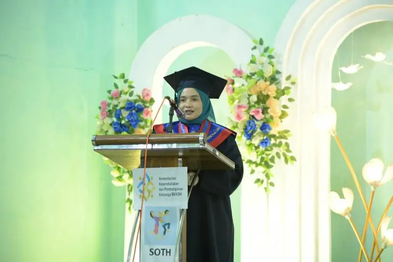 Ketua TP-PKK Kabupaten Sumenep, Nia Kurnia Fauzi, saat beri sambutan di acara prosesi wisuda SOTH Angkatan III di Aula Griya Wiyata MAN 1 Sumenep