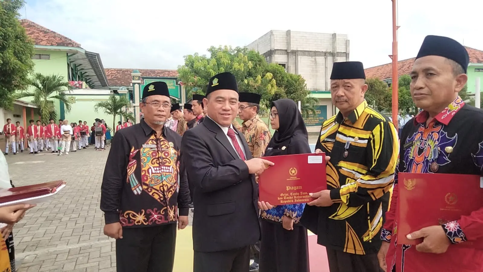 18 ASN Kemenag Sumenep menerima Satyalancana Karya Satya pada upacara HUT RI ke-80 di Lapangan MAN Sumenep, Ahad 17 Agustus 2025