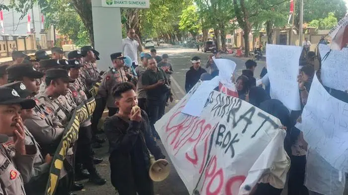 Warga yang tergabung dalam Demokrasi dan Aspirasi Rakyat Jawa Timur (Dear Jatim) Kordinator Daerah Sumenep menggelar unjuk rasa ke Mapolres Sumenep pada Rabu (13/8/2025). Mereka datang untuk protes lemahnya penanganan hukum