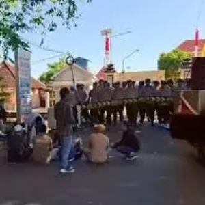 Aksi Massa Desak Kapolres Sumenep Copot Kasat Reskrim Terkait Dugaan Suap BSPS