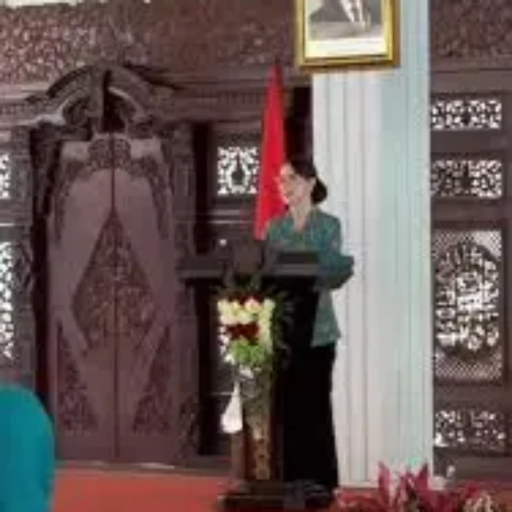 Ketua Tim Penggerak (TP) PKK Jawa Timur, Arumi Bachsin Elestianto Dardak, saat melaksanakan kunjungan kerja ke Kabupaten Sampang