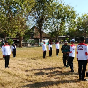 Babinsa Koramil Kalianget Latih Paskibra untuk HUT ke-80 RI di Lapangan Adirasa
