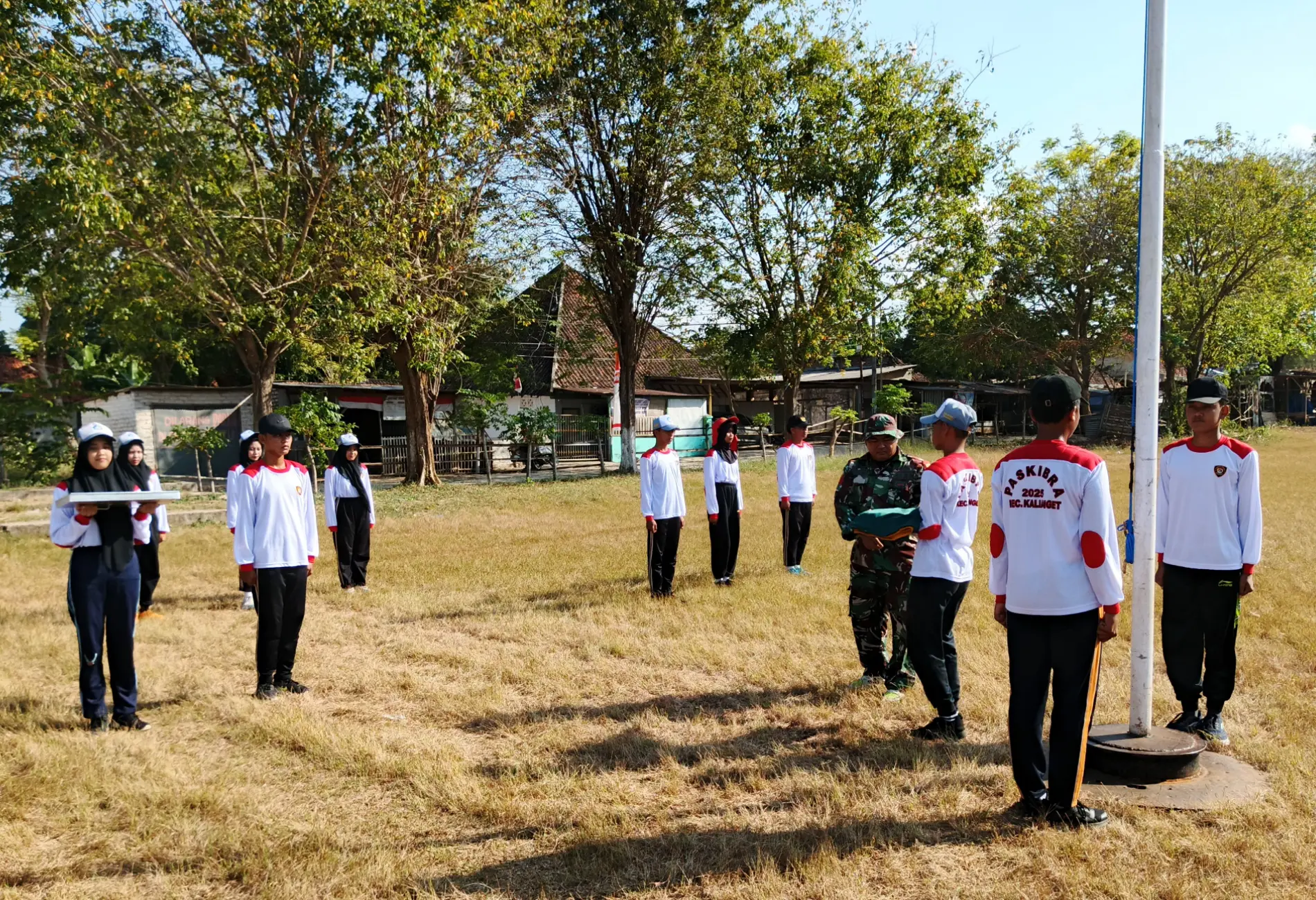 Kopka Lukito Babinsa Koramil 0827/02 melatih Paskibra Kecamatan Kalianget di Lapangan Adirasa jelang HUT ke-80 RI