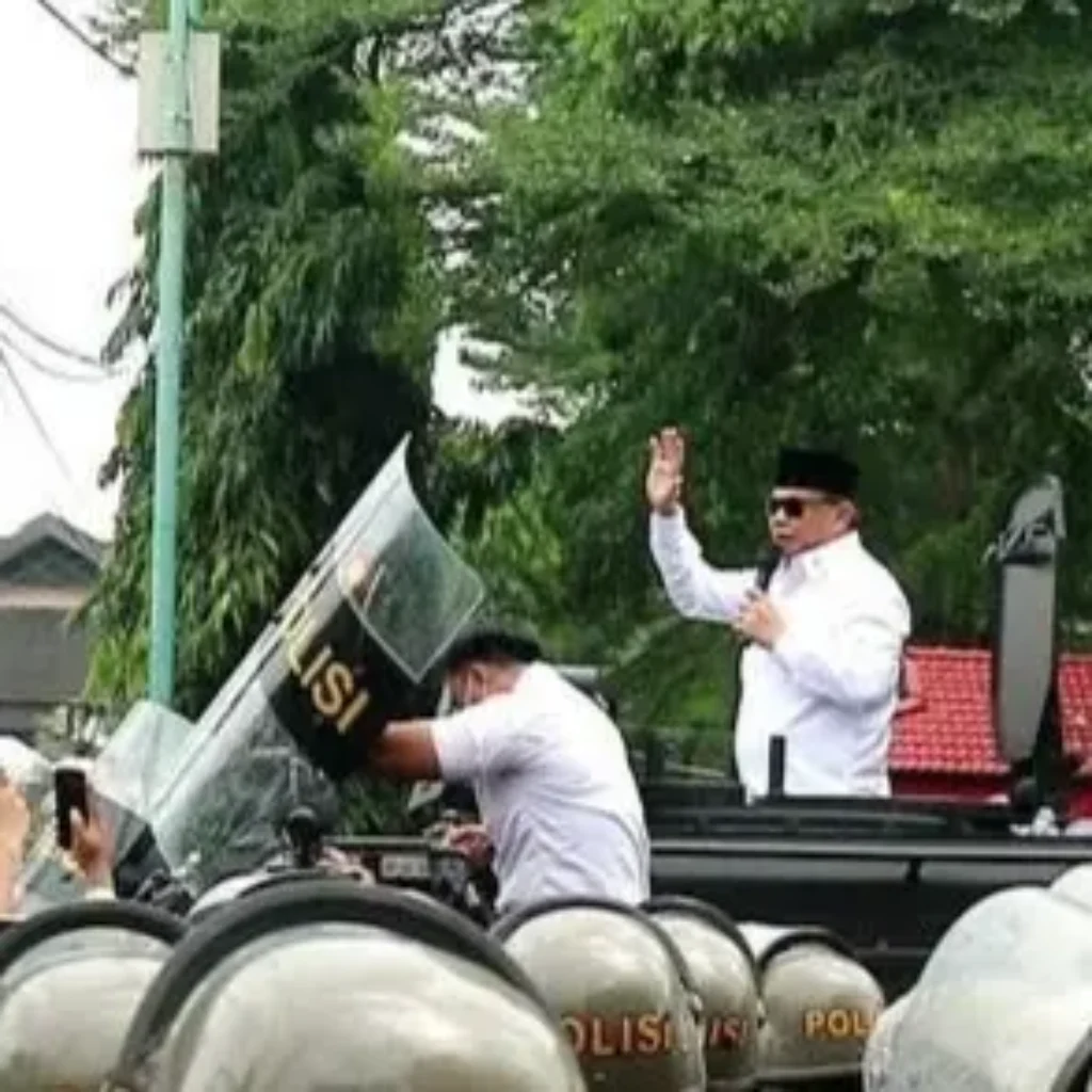Bupati Pati Sudewo menemui massa demo dari atas kendaraan taktis kepolisian di halaman Kantor Bupati Pati