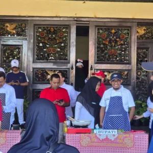 Bupati Sumenep Unjuk Kebolehan Masak Mie Goreng di Lomba HUT ke-80 RI