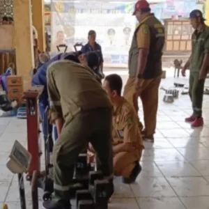 DKUPP Sumenep Lakukan Tera Ulang Timbangan di Pasar Tradisional Lenteng
