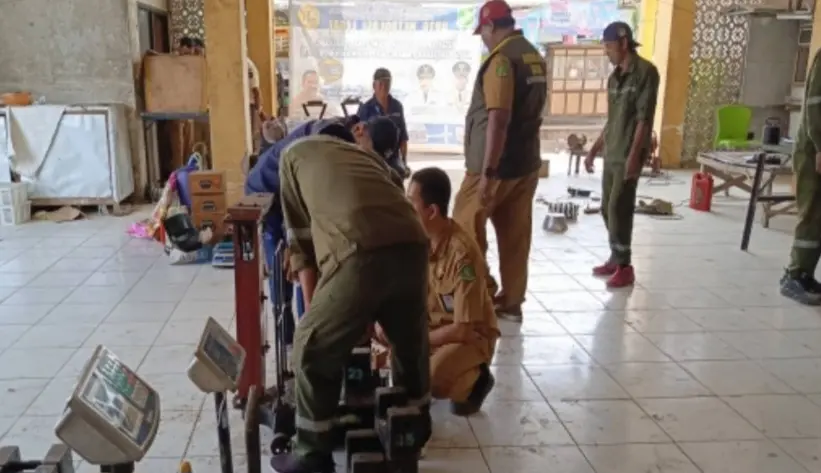 Petugas DKUPP Sumenep melakukan tera ulang timbangan pedagang di Pasar Tradisional Lenteng sebagai upaya perlindungan konsumen dan ketepatan transaksi