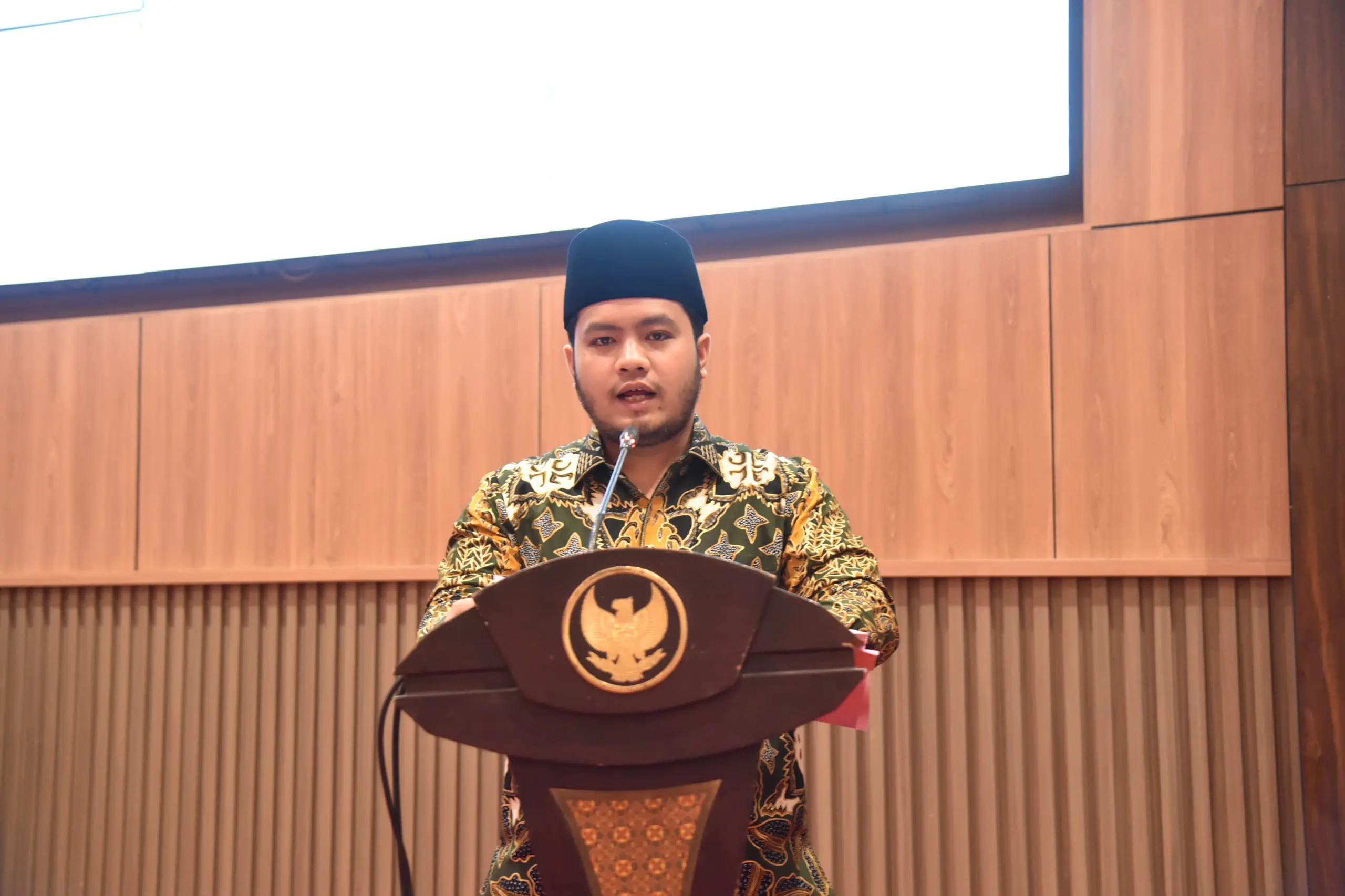 M. Mirza Khomaini Hamid menyampaikan laporan Banggar DPRD Sumenep dalam Rapat Paripurna pembahasan KUA-PPAS APBD 2026