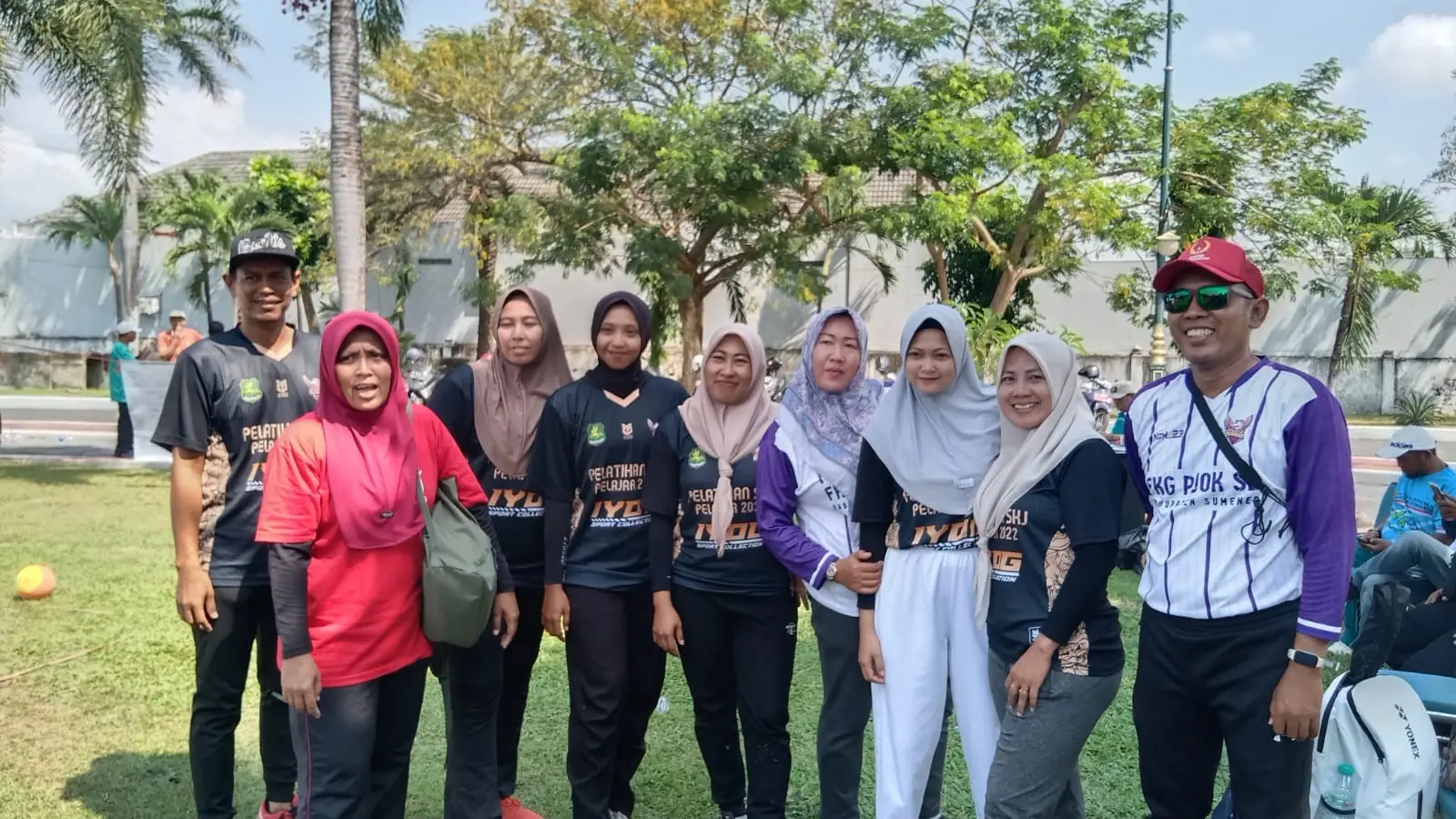 Tim Putri Dinas Pendidikan Sumenep merayakan kemenangan sebagai Juara I lomba volly tabir HUT ke-80 RI di halaman Kantor Bupati Sumenep