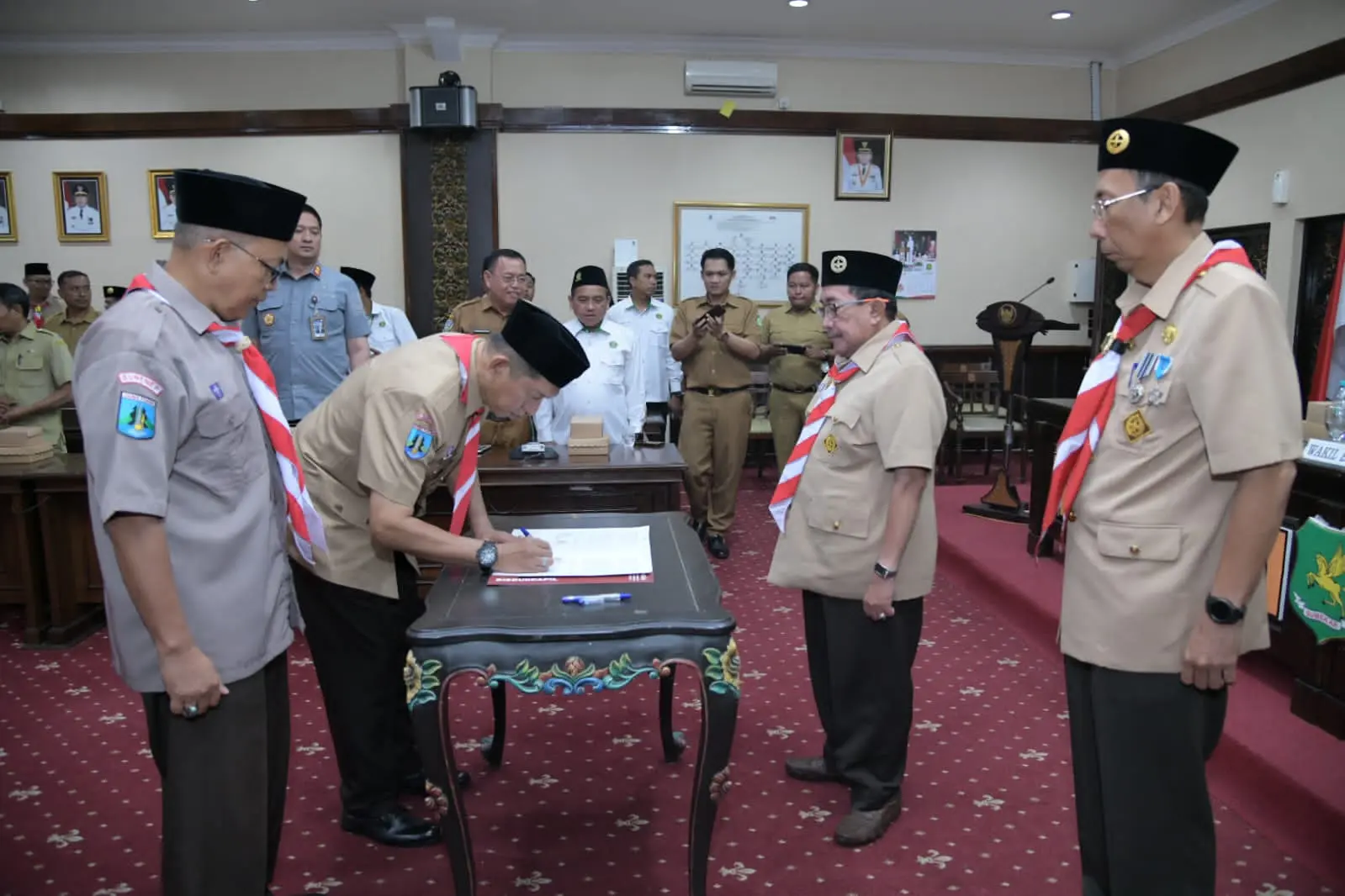 Penandatanganan kerja sama Dispendukcapil Sumenep dengan 32 lembaga di Ruang Arya Wiraraja, Kantor Bupati, untuk optimalisasi data kependudukan