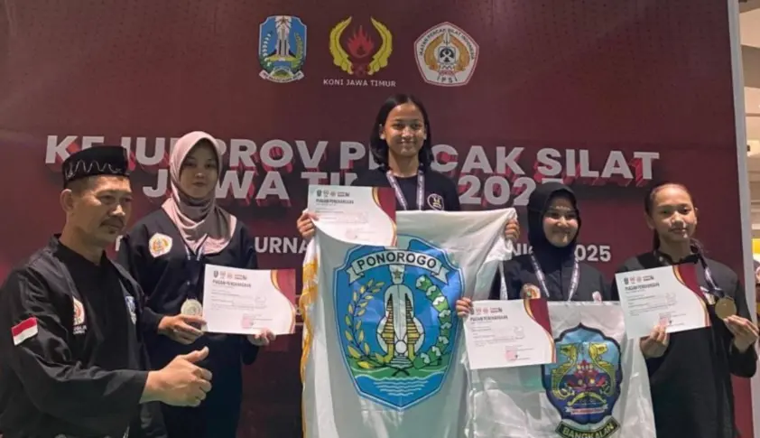 Freinda Aulia Pramudita, atlet pencak silat IPSI Sumenep, meraih medali perak Kejurprov Jawa Timur 2025