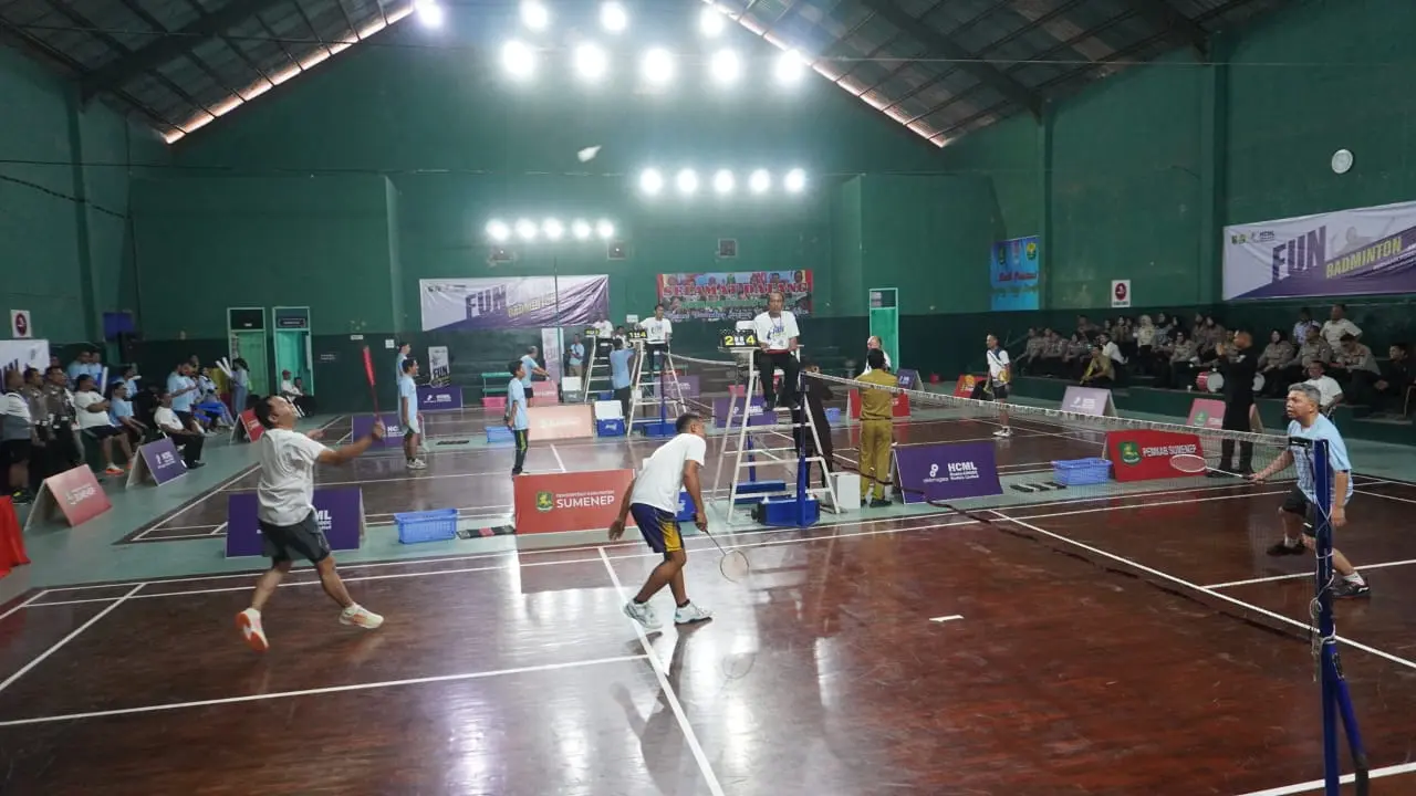 Letkol Inf Yoyok Wahyudi dan Forkopimda Sumenep bermain badminton untuk merayakan HUT ke-80 RI bersama SKK Migas-HCML di GOR Sumekar
