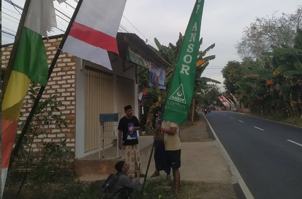 Pimpinan Ranting GP Ansor Karangbudi memasang bendera Merah Putih di titik strategis desa sebagai simbol persatuan dan nasionalisme